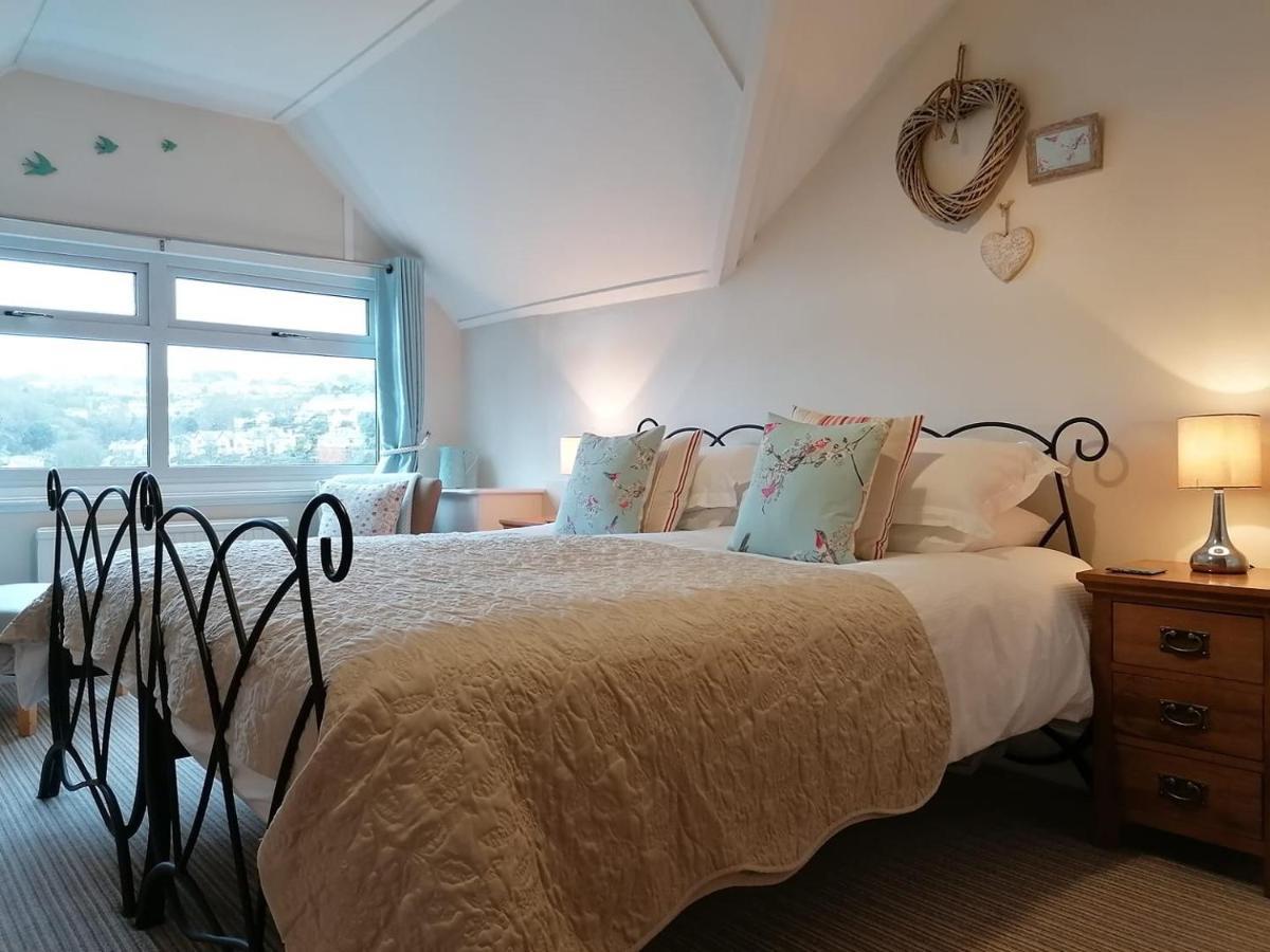 Schooner Point Guest House 루 외부 사진