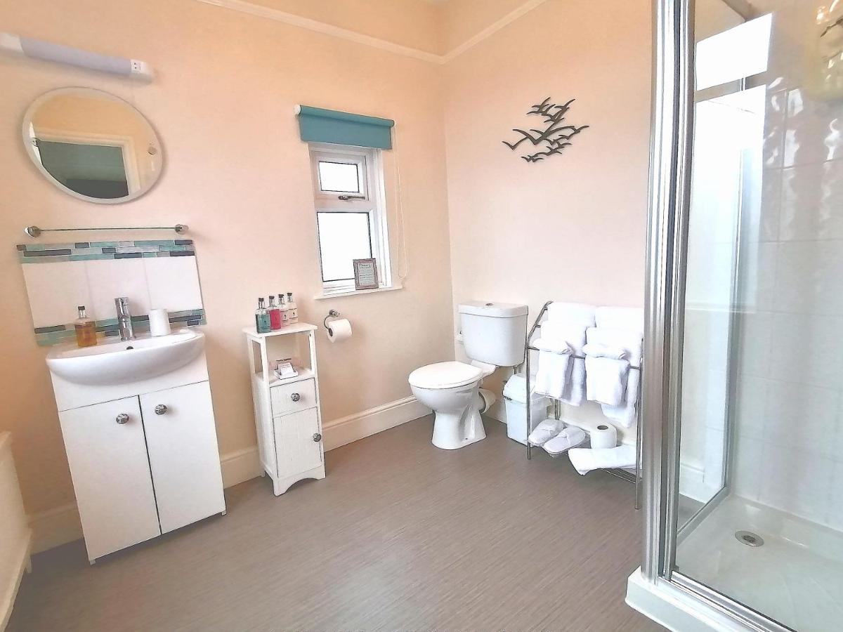 Schooner Point Guest House 루 외부 사진