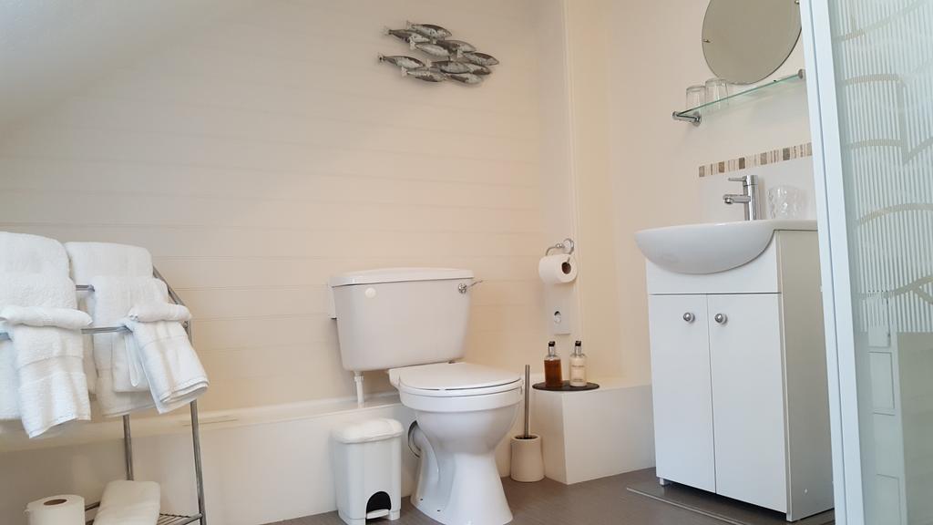 Schooner Point Guest House 루 외부 사진