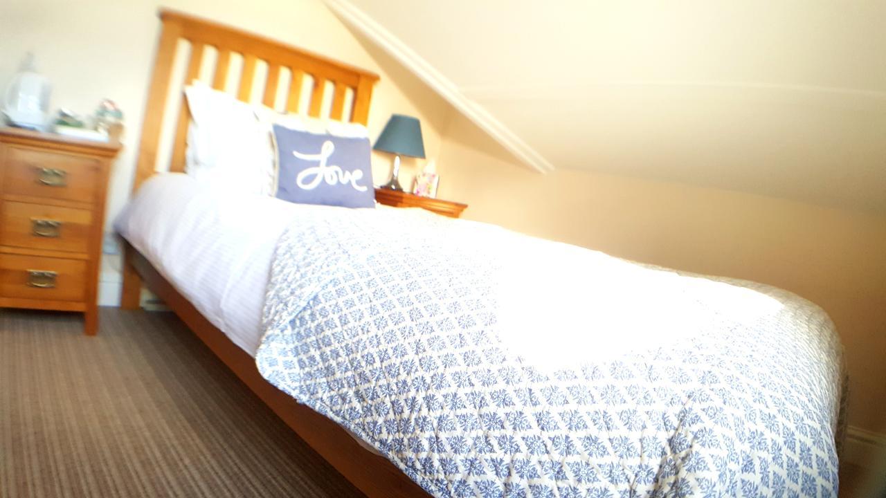 Schooner Point Guest House 루 외부 사진