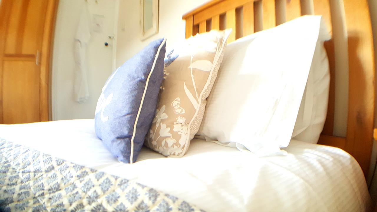 Schooner Point Guest House 루 외부 사진